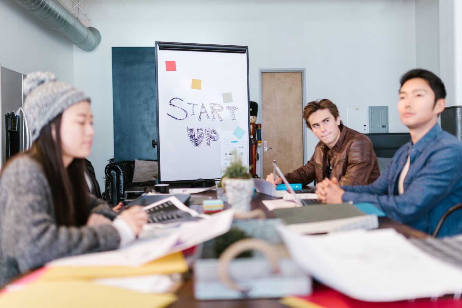 How to Create a Pitch Deck: A Complete Guide to Winning Investors and Presenting Your Business Idea